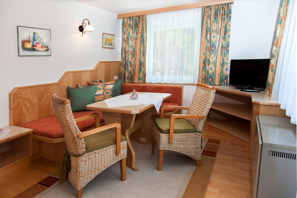 Gastehaus Frischhut Hotell Nassereith Exteriör bild